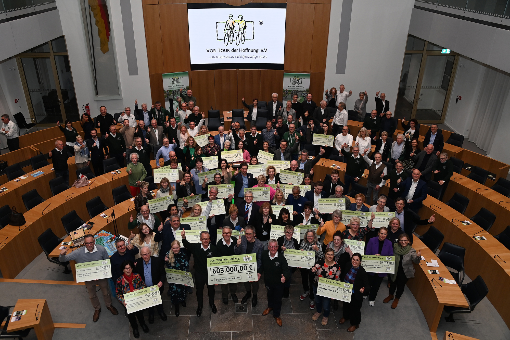 VOR TOUR Radler übergeben Spenden im Landtag Eifelkreis Bitburg