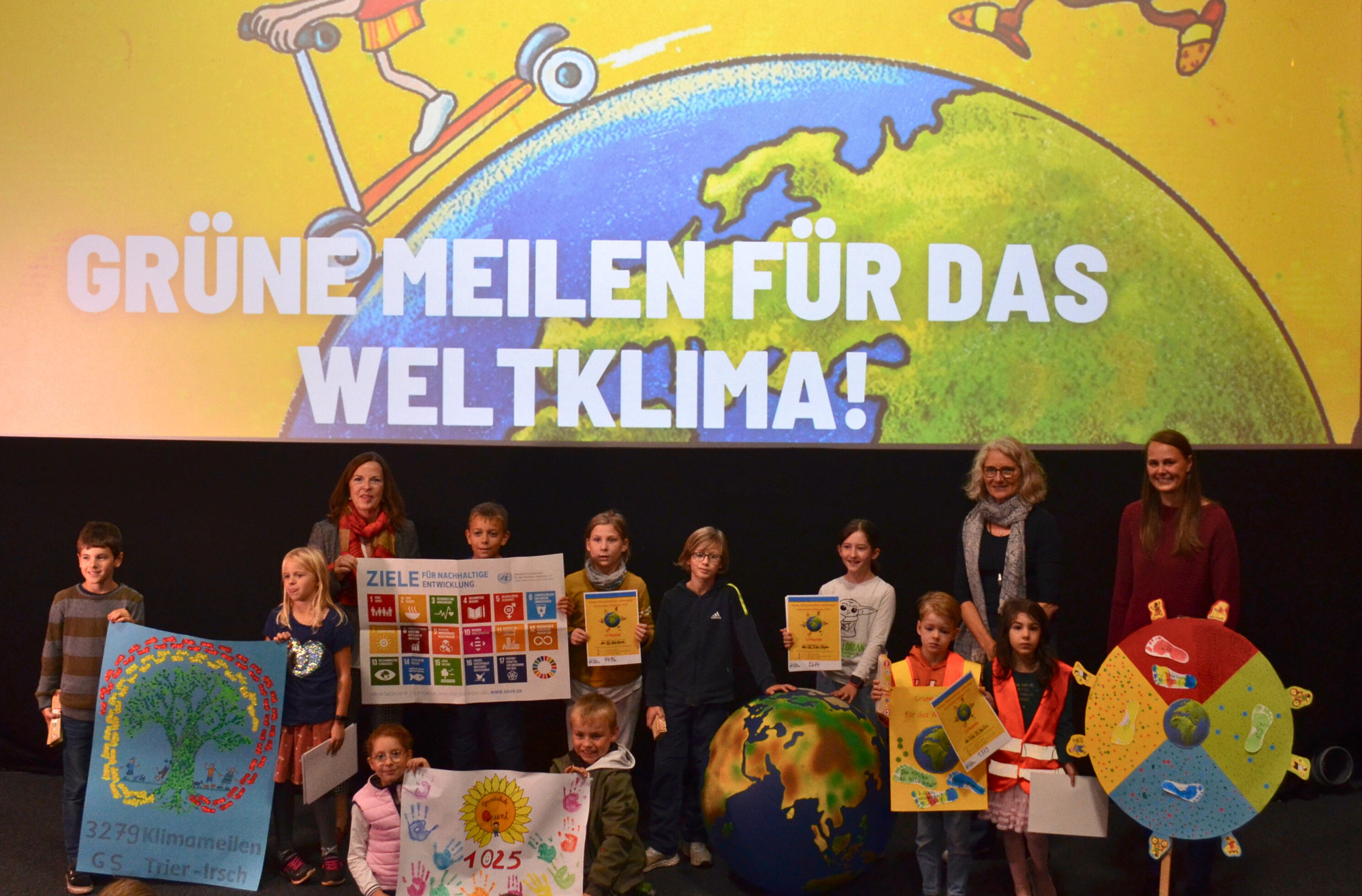 Kleine Trierer Klimaschützer Kinder übergeben gesammelte grüne