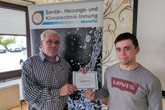 Obermeister Matthias Thomas (links) ehrte SHK-Anlagenmechaniker Joseph Krämer für seine hervorragende Leistung bei den Meisterschaften im Handwerk.