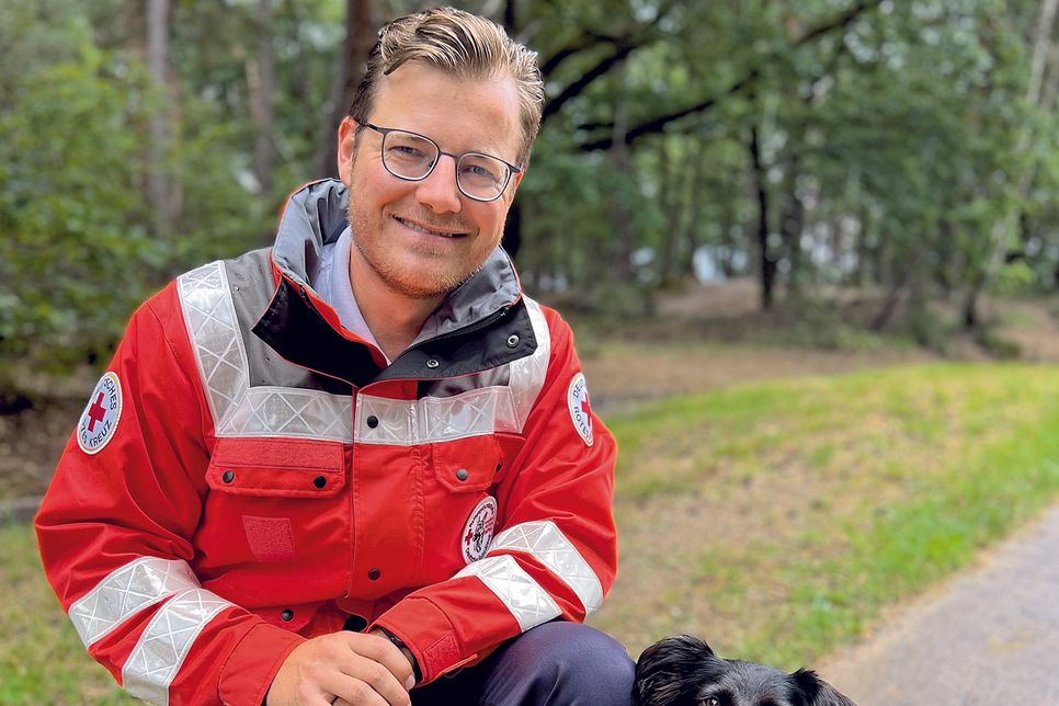 Franz Küpper ist Leiter der DRK-Rettungshundeeinheit im Kreisverband Euskirchen und trainiert aktuell mit seiner Mischlingshündin „Heidi“.