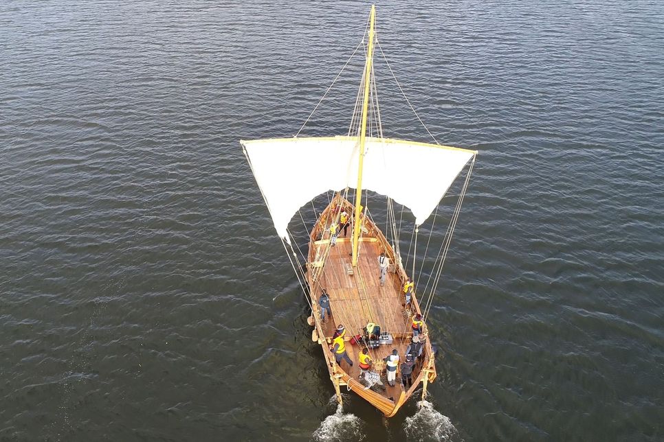 Mit etwa 16 Metern Länge und fünf Metern Breite ist die Bissula kein kleines Flussschiff, sondern ein seetauglicher Handelssegler.