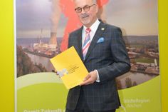 Städteregionsrat Helmut Etschenberg mit der druckfrischen Infobroschüre, dem Auftakt der Katastrophenschutzplanung.