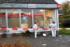 Hohen Sachschaden verursachten die Täter, die den leeren Geldautomaten in der Konzener Sparkassen-Filiale sprengten. Foto: psm
