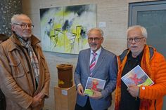 Die beiden Kuratoren der Ausstellung »Künstler gegen Tihange«, Dr. Hajo Peters (l.) und Professor Hans-Wolfgang Menges-Spell (r.) freuten sich mit Städteregionsrat Helmut Etschenberg über die große Resonanz.