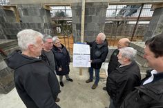 Sie schauten sich die Pläne des Neubaus in Roitzheim an (v.li.): Gerd Manstein, Horst Becker, Luise Eßer, Günther Vossen, Peter Kapellen, Hans-Rudi Eßer und Uwe Philipps.