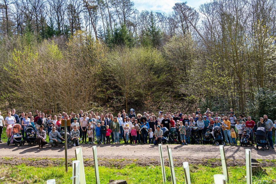 Mit einer großen Gruppe wurden im Bopparder Hochzeits- und Kinderwald am 6. April wieder Bäume gepflanzt, für im Jahr 2023 geschlossene Ehen und geborene Kinder. Die Aktion wird organisiert von Stadt und Forstamt Boppard.