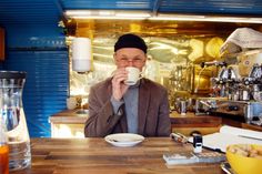 Guter Kaffee, schlechter Kaffee – alles eine Frage des Handwerks und der Sortierung, findet Karl-Heinz Schau. Seit 2014 ist er mit seinem himmelblauen Kaffeebus Stammgast auf dem Bad Kreuznacher Wochenmarkt.