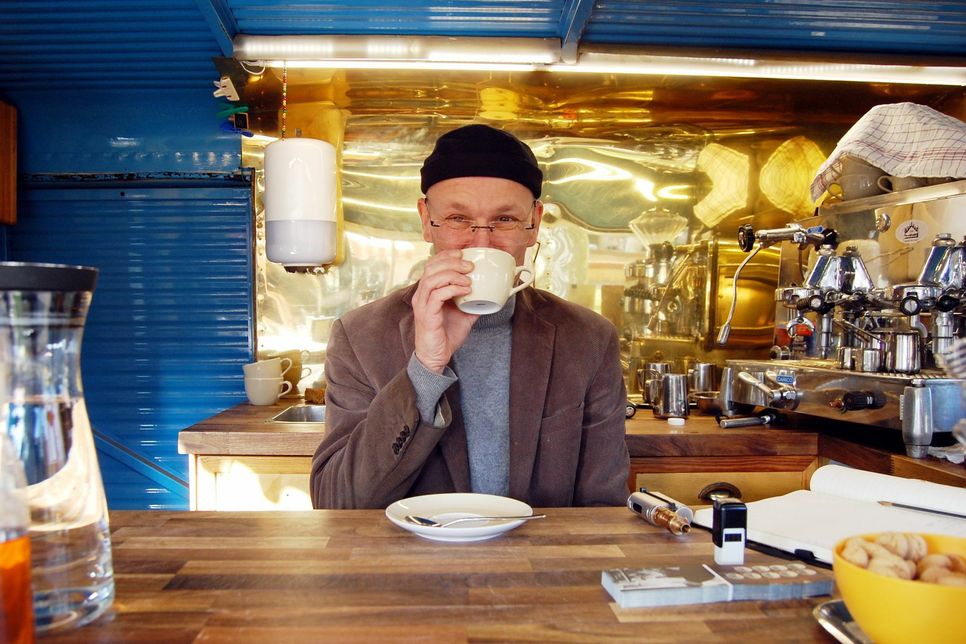 Guter Kaffee, schlechter Kaffee – alles eine Frage des Handwerks und der Sortierung, findet Karl-Heinz Schau. Seit 2014 ist er mit seinem himmelblauen Kaffeebus Stammgast auf dem Bad Kreuznacher Wochenmarkt.