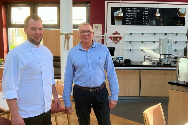 Küchenchef Sascha Moussiaux und Einrichtungsleiter Thomas Pulwey freuen sich darauf, dass die Cafeteria im Seligen Gerhard wieder zur kulinarischen Begegnungsstsätte werden kann.