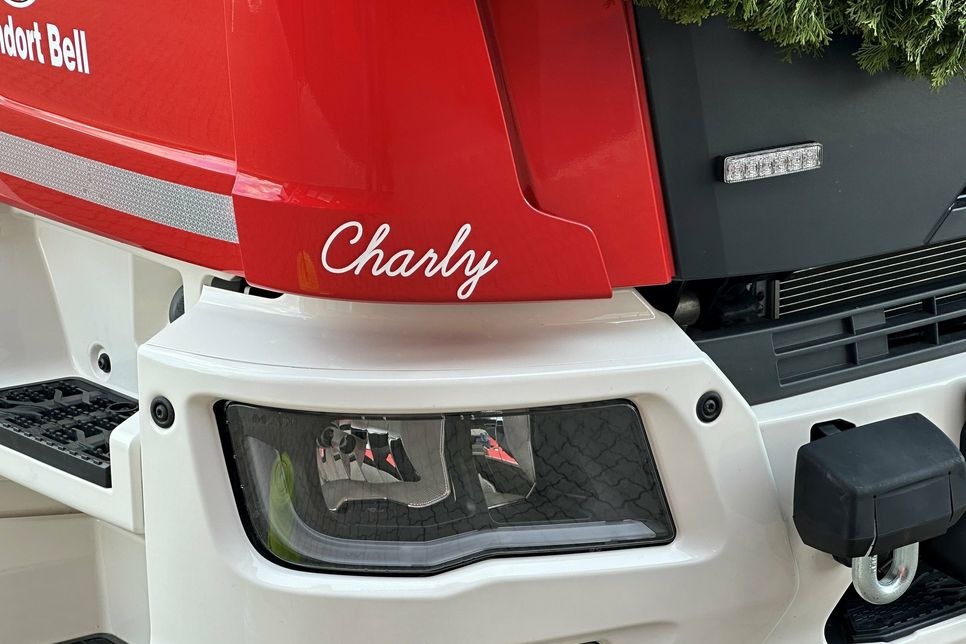 Das Feuerwehrfahrzeug trägt in Erinnerung an Karl Daub den Namen „Charly“.