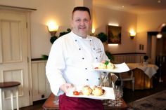 Frank Aussem, Küchenchef im Romantik Hotel Schloss Rheinfels, lässt die Genussregion-Leser mit seinen Küchentipps an der Zubereitung des perfekten gefüllten Klößes teilhaben.
