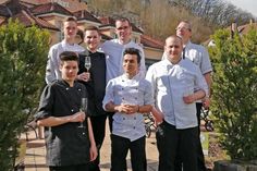 Küchenchef Philipp Helzle (hinten, Mitte) und sein Team sind begeistert, dass Küche und Service des Feinschmecker-Restaurants "Jungborn" auch im Jahr 2020 mit einem Michelin-Stern glänzen dürfen. Foto: BollAnts