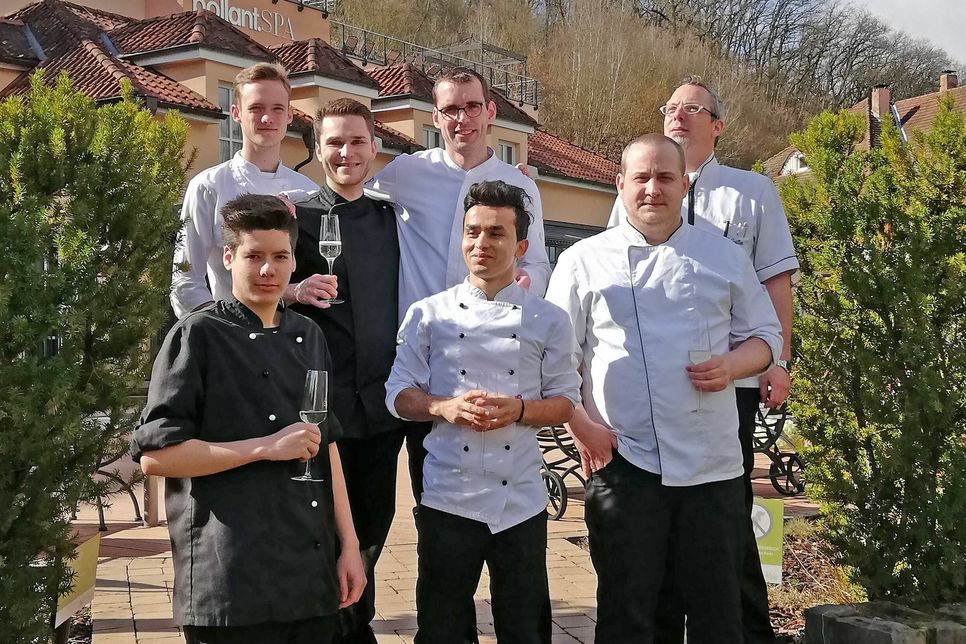 Küchenchef Philipp Helzle (hinten, Mitte) und sein Team sind begeistert, dass Küche und Service des Feinschmecker-Restaurants "Jungborn" auch im Jahr 2020 mit einem Michelin-Stern glänzen dürfen. Foto: BollAnts