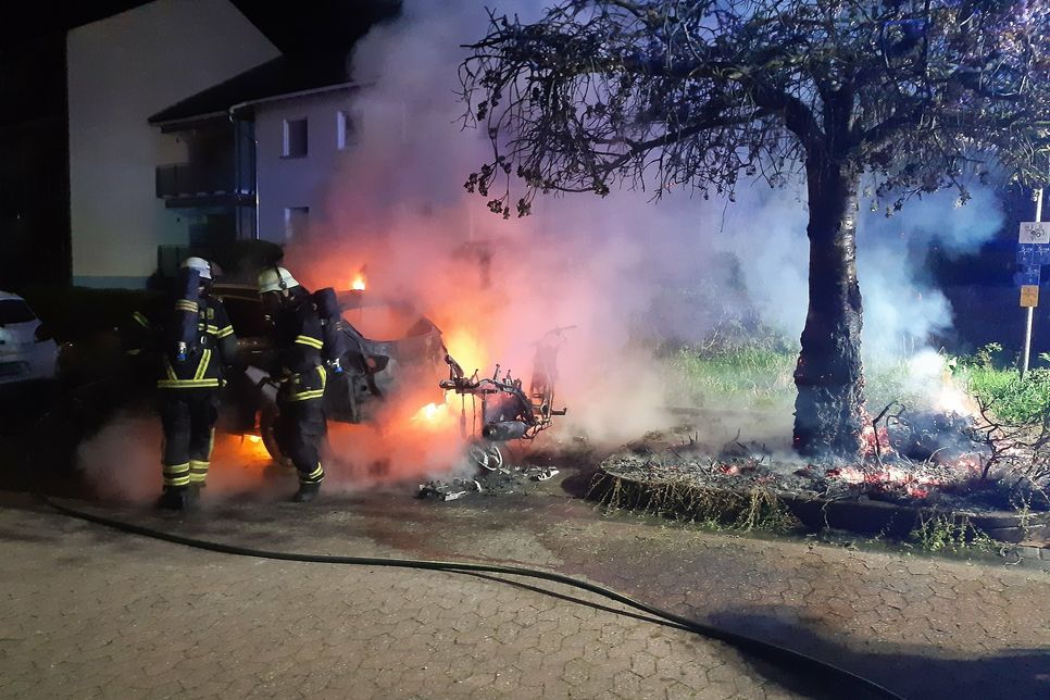 Die Feuerwehr konnte das Ausbreiten der Flammen auf weitere Fahrzeuge verhindern. Ein Pkw und ein Roller wurden allerdings völlig zerstört.