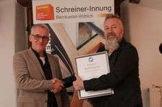 Mehr als 25 Jahre Meisterwürde. Ingo Rauen (links) erhielt die Urkunde von Obermeister Walter Blasius überreicht.