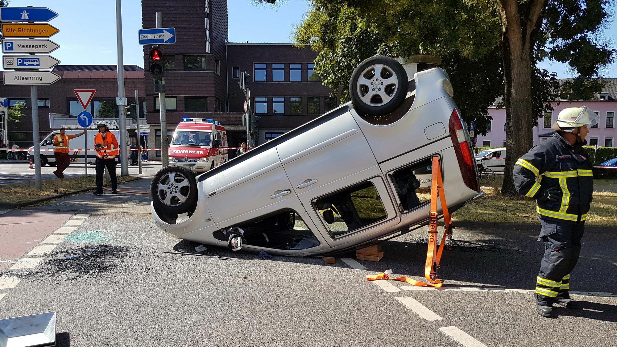 Autos Stoßen Auf Kreuzung Zusammen - Zwei Menschen Verletzt - Stadt ...