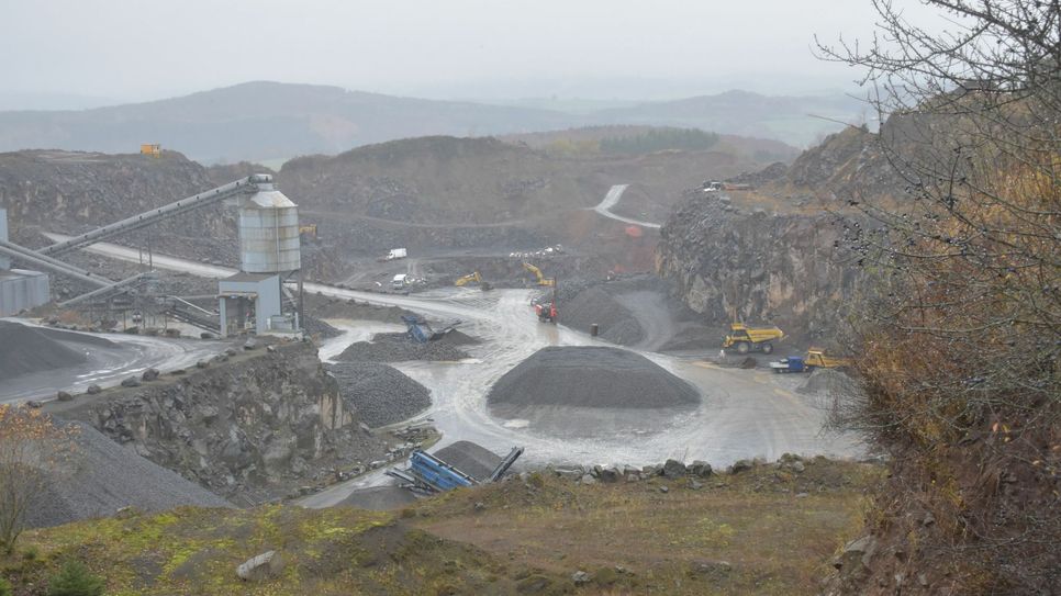 In den Kessel des Trockenmaars »Im Liehr« wird sich der Basalt-Tagebau nicht weiter hineinfressen. Auch an Hillesheim und Bolsdorf rückt er kaum noch näher heran. Foto: Mager