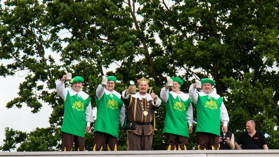 Bierkönig Gambrinus und seine Herolde können es kaum erwarten, am diesjährigen Vatertag endlich wieder dem Bierkeller zu entsteigen.