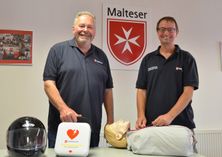 Andreas Hermanns (l.) und Roland Weickelt vom Malteser Hilfsdienst im Monschauer Land haben nach coronabedingter Pause die Kurse für Erste Hilfe und zur sozialpflegerischen Ausbildung wieder aufgelegt.