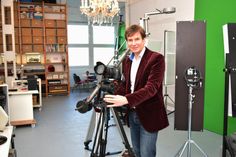 Schon als Kind hatte Richard Barde einen Filmprojektor mit Kurbel. Mittlerweile hat er Profi-Equipment. Foto: Breuer