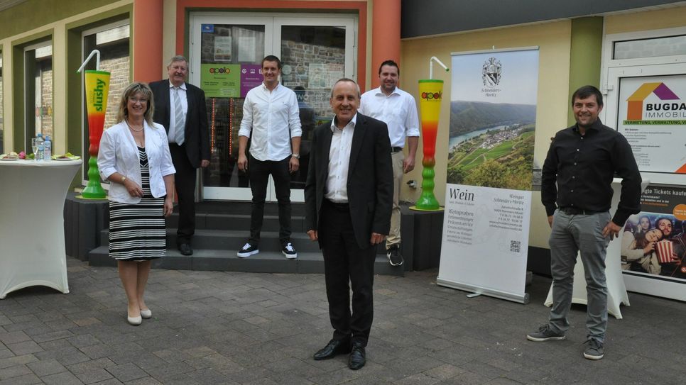 Mehr als nur Kino: Staatsminister Konrad Wolf (3. v. r.) zu Besuch im Apollo-Kino in Cochem. Mit dabei (von links): Anke Beilstein (MdL-CDU), Stadtbürgermeister Walter Schmitz, Kino-Betreiber Maximilian Bugdahn, Benedikt Oster (MdL-SPD) und Wein-Lieferant Kilian Moritz.