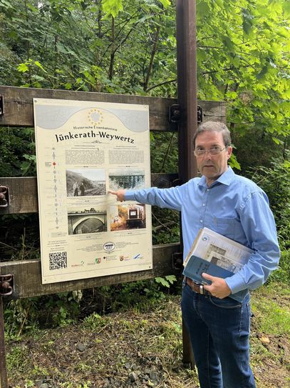 Ein Schild am Kyllradweg weist auch die Tragödie hin.