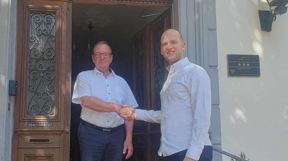 Bürgermeister Jürgen Dixius (l) und Niko Boesen (r) vor der Villa Keller.