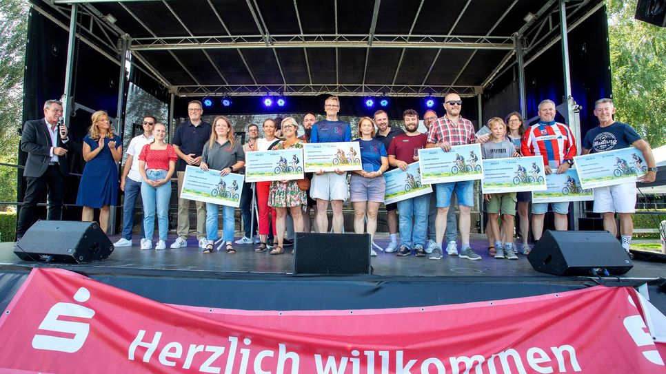 Städteregionsrat Dr. Tim Grüttemeier (5.v.l.) und die Technische Dezernentin der StädteRegion Aachen, Susanne Lo Cicero-Marenberg (2.v.l.), mit den Gewinnerinnen und Gewinnern der Aktion Stadtradeln 2024 in der StädteRegion Aachen.