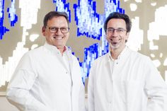 Dr. Marc Niewiera (l.), Chefarzt der Chirurgie und Ingo Wolff, Chefarzt der Gastroenterologie, von der Eifelklinik St. Brigida in Simmerath.