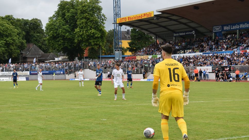 Triers Torhüter mit der Nummer 16: Novakovic beim Freistoß im Sechszehner.