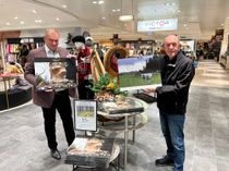 Klaus Victor (l.) und Peter Stollenwerk präsentieren den Eifelkalender für 2025. Foto: Breuer