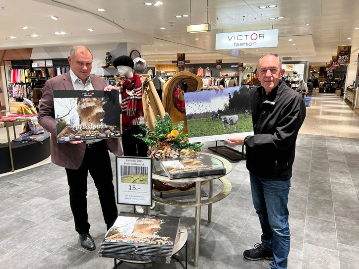 Klaus Victor (l.) und Peter Stollenwerk präsentieren den Eifelkalender für 2025. Foto: Breuer