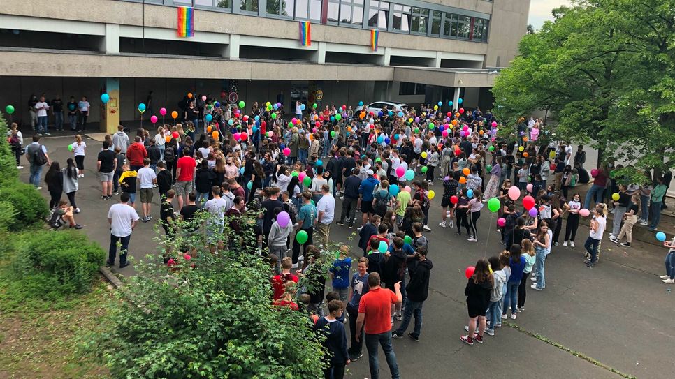 Schüler des Emil-Fischer-Gymnasiums haben zum Tag gegen Homophobie symbolisch 400 bunte Luftballons in die Luft steigen lassen.