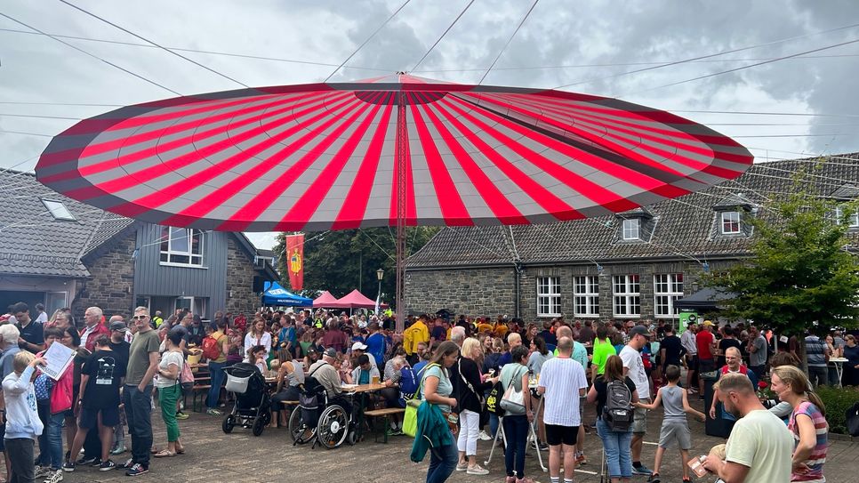 Ein schmucker Fallschirm überdacht den Konzener Dorfplatz und sorgt für eine schöne Atmosphäre.