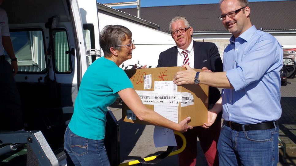 Das Rote Kreuz bittet in der kalten Jahreszeit um dringend benötigte Kleiderspenden. Hier nahm Kreisverbands-Geschäftsführer Rolf Klöcker vor ein paar Jahren eine Spende des Bekleidungsgeschäftes Robert Ley an.