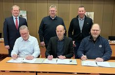 Von links: Jochen König (Geschäftsführer bkr mobility GmbH), Volker Boch (Landrat), Thorsten Müller (Verbandsdirektor SPNV-Nord)
Hintere Reihe stehend von links nach rechts: Stephan Pauly (Geschäftsführer Verkehrsverbund Rhein-Mosel GmbH), Timo Bohr (Geschäftsführer bkr mobility GmbH und Bohr Omnibus GmbH) Frank Scherer (Geschäftsführer Scherer Reisen Omnibus GmbH).