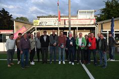 Der Vorstand und die Geehrten des SV Eintracht Mendig rund um ihren neuen Vorsitzenden Harald Heinemann (7. von links) und den Ehrenvorsitzenden Bernd Krayer (11. von links).