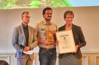Große Auszeichnung für das Kirner Land: Tobias Helfenstein (Mitte) nahm in Berlin die Trophäe und Urkunde als „Förster des Jahres 2026“ entgegen.
