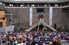Die evm hat 468 Kinder von verschiedenen Grundschulen aus der Region in das Theaterstück „Peterchens Mondfahrt“ der Burgfestspielen Mayen eingeladen.