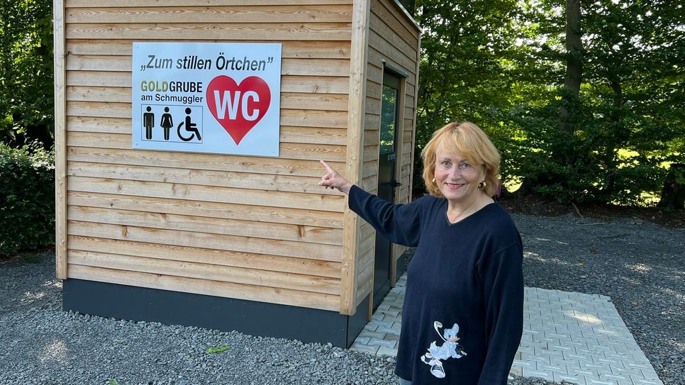 Eine Trockentoilette mit sehr naturnaher moderner Technik steht am Schmugglerdenkmal in Mützenich. Damit wurde auf Initiative von Ortsvorsteherin Jacqueline Huppertz der Service für Touristen im Hohen Venn verbessert.