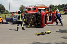 Die Jugendfeuerwehren haben jetzt in Simmerath bei der jährlichen  Großübung bewiesen, was in ihnen steckt. Dabei galt es unter anderem bei einem realistisch simulierten Verkehrsunfall mehrere Personen mit hydraulischen Rettungsgeräten aus Unfallfahrzeugen zu befreien. Foto: Ralf Jüsgens, Kreisfeuerwehrverband