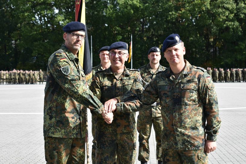 Oberstleutnant Carsten Berger (r.) übergab das Kommando über das Bataillon Elektronische Kampfführung 931 an Oberstleutnant i.G. Theobald Schneider (l.). Foto: Woltmann