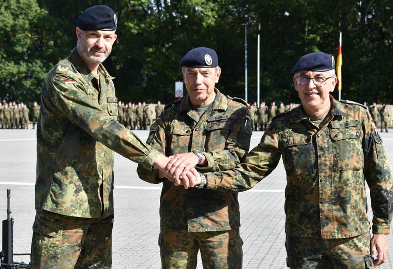 Brigadegeneral Peter Richert (r.) übergab das Kommando über die EloKa-Truppe an Brigadegeneral Dag Baehr (l.). Foto: Woltmann