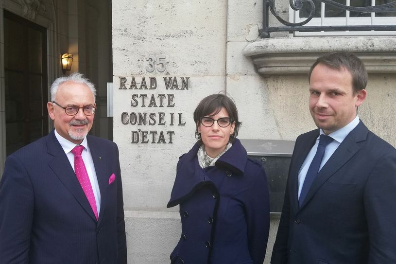 Städteregionsrat Helmut Etschenberg (li.) und die Anwälte der Brüsseler Kanzlei „blixt“, Tinne van der Straeten und Tim Vermeir, haben heute an der ersten öffentlichen Verhandlung der DreiländerRegion Aachen gegen Tihange teilgenommen. Foto: Detlef Funken