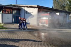 Die Jugendfeuerwehr Tawern feiert ihr 30-jähriges Bestehen. Hier übt der Nachwuchs schon einmal die richtige Handhabung der Feuerspritze. Foto: FFW Tawern