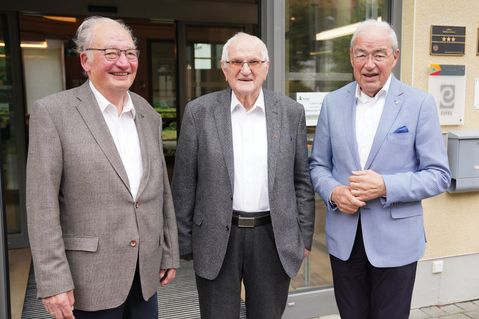 Karl-Heinz Thommes (Mitte) mit dem Ehrenpräsidenten von Special Olympics Gernot Mittler( rechts) und dem langjährigen Geschäftsführer der Westeifel Werke Gerolstein Erwin Görgen.