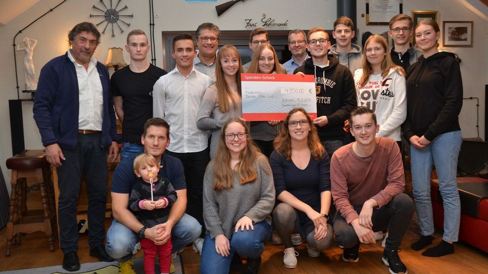 Martin Krings (l.) freut sich über die große Unterstützung der Abiturientia 2019 vom St. Michael-Gymnasium, die die Projekte von Bruder Theo Call in Tansania, mit 5000 Euro unterstützen. Foto: T. Förster