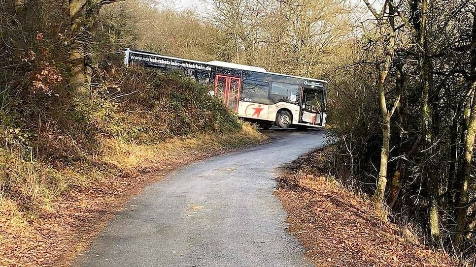 Der festgefahrene Bus auf dem landwirtschaftlichen Weg. Foto: Andrea Seifert