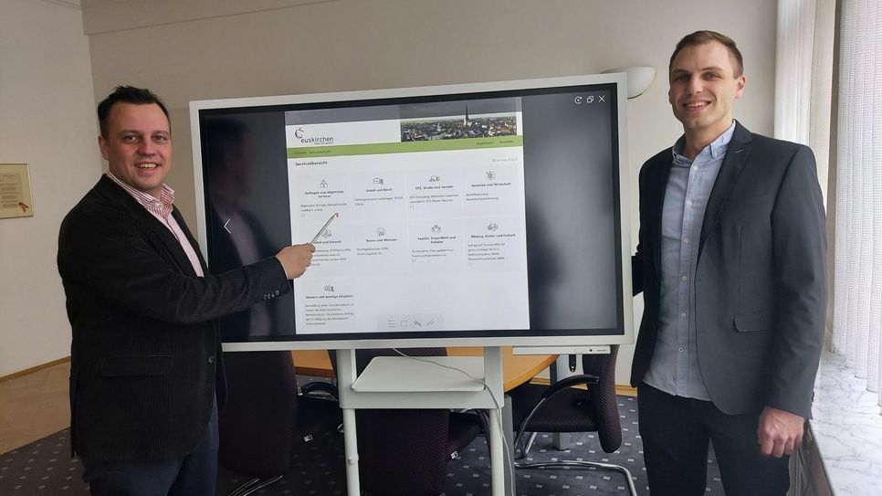 Sacha Reichelt und Bastian Eich bei der Präsentation des Online-Serviceportals. Foto: Kreisstadt Euskirchen