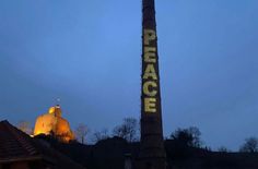 Lichtinstallation des Schornsteins der Kulturgiesserei Saarburg, eine von vielen Aktionen innerhalb des HumanDignity Projektes.